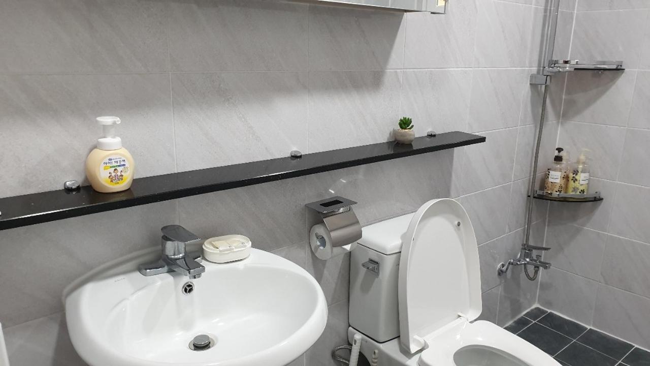 Hongdae Zoe Three Room House Seoul Exterior photo